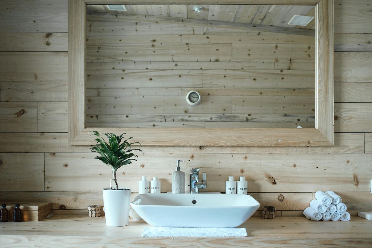 thecottagehaus's tweet image. A monochromatic knotty pine bathroom doesn’t have to feel flat...
Layer in texture, warm lighting, greenery, and soft accents to bring depth and life—keeping the natural charm while making the space feel fresh and inviting.

#NaturalInteriors #HomeRefresh
thecottagehaus.com/l