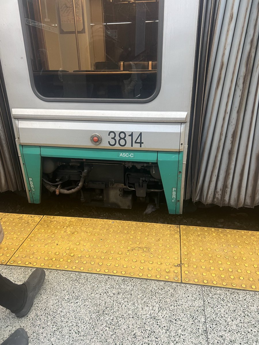 dumpfeet's tweet photo. @MBTA why is this train “being taken out of service” it’s rush hour and the train is full. No explanation. Nothing. Then the next 3trains come w “no service” in the window. Why? Why? Gov’t center. 430pm 2/24/26 https://t.co/i6Q08qDQrp