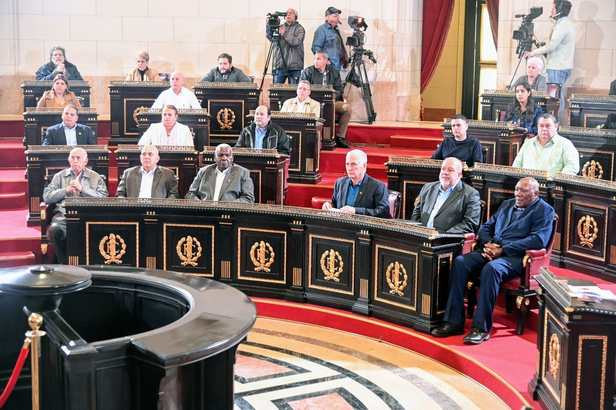 🇨🇺| El Poder Popular no es solo una estructura, es la expresión de un pueblo que, con su historia y voluntad, sigue siendo protagonista de su destino, afirmó hoy el Presidente <a href="/DiazCanelB/">Miguel Díaz-Canel Bermúdez</a> en Audiencia Pública Parlamentaria.

📎| presidencia.gob.cu/es/noticias/lu…