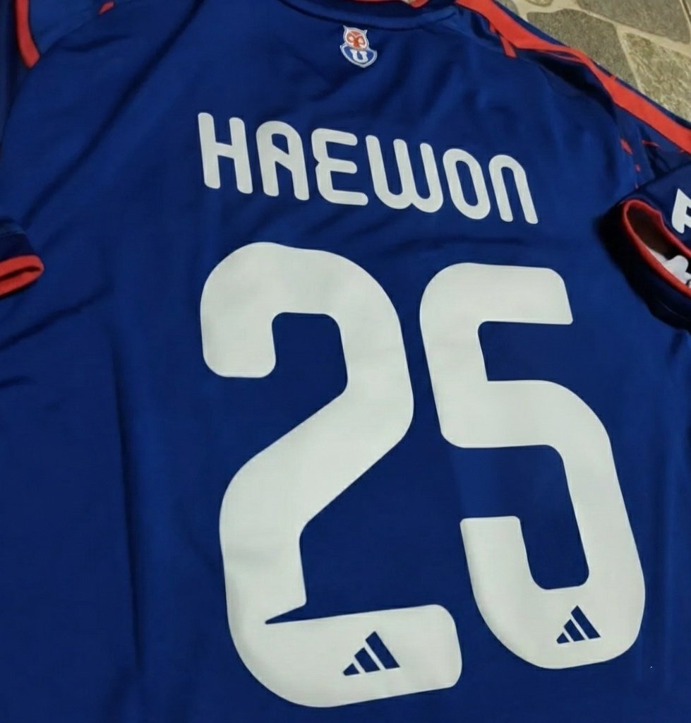 🦉 | Haewon, integrante del grupo NMIXX (Que hoy se presenta en #Viña2026) publicó estas fotos con la camiseta del club Universidad de Chile, la cual adquirió apenas llegó a nuestro país, ya que es reconocida hincha del cuadro azul. 

#VamosLaU #NMIXX