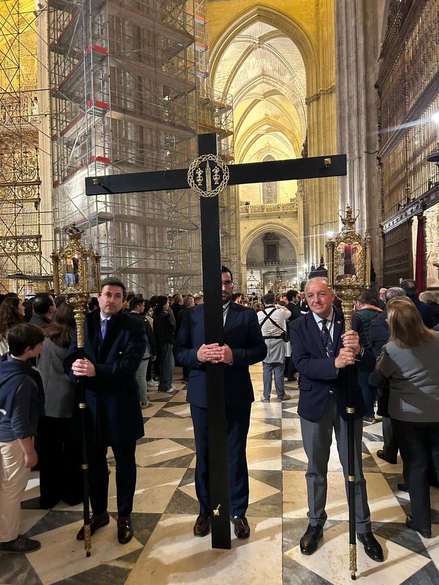 La Hermandad estuvo representada en la tarde de ayer con su Cruz de Guía y un nutrido grupo de hermanos en el #ViaCrucisSevilla2026