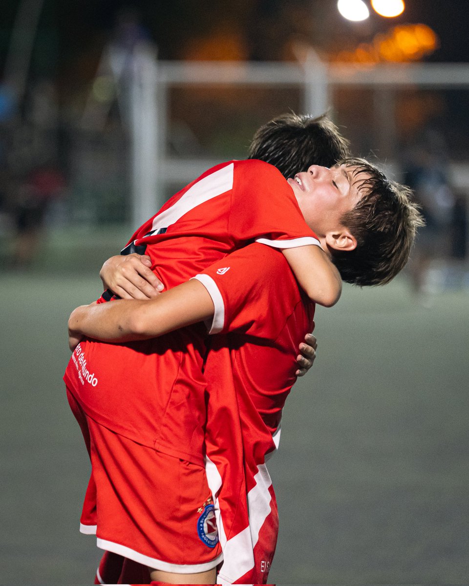 InferioresAAAJ's tweet photo. #AAAJ 🏆CAMPEONES DE LA NEUQUEN CUP.

La 2013 de #ElSemilleroDelMundo 🌎 se impuso 2-1 ante Velez con doblete de Ciro Morel y festejó en el tradicional torneo. ¡Felicitaciones! https://t.co/ZujPkk0aC0