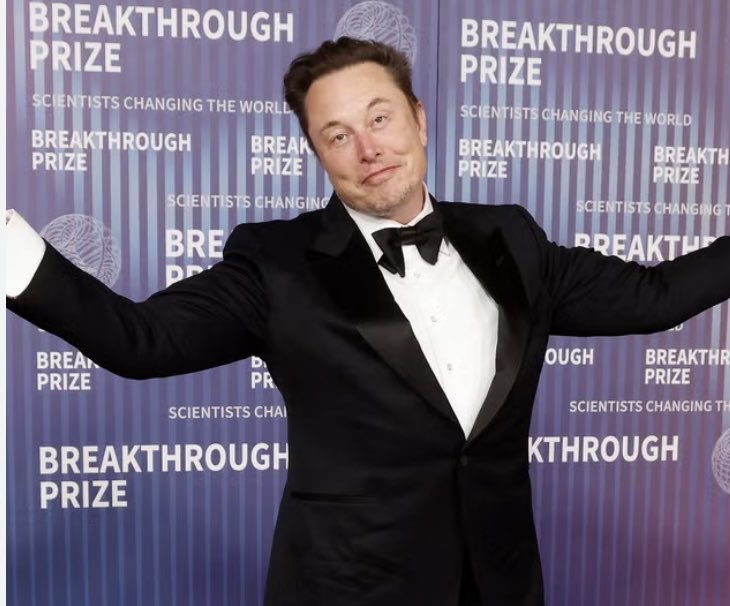 nicolapisu's tweet photo. Nooo, #elonmusk si è impossessato di #tizianoferro #Sanremo2026 https://t.co/vXP8Ath5jQ