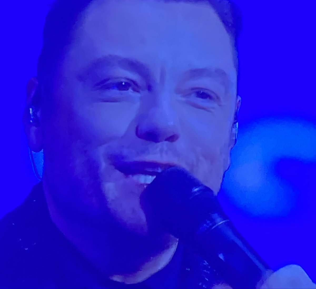 nicolapisu's tweet photo. Nooo, #elonmusk si è impossessato di #tizianoferro #Sanremo2026 https://t.co/vXP8Ath5jQ