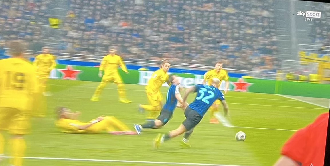 Brutto gesto dell’arbitro #Hernández che non abbocca al solito tuffo carpiato di #Barella.
#Marotta molto contrariato.
Confine.

RT se sei d’accordo.
#InterBodo #ChampionsLeague2026