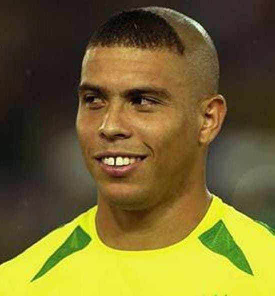 ObvioMrBr's tweet photo. URGENTE!!! 🚨🚨🚨
Em 2002, ronaldo fenômeno meteu o famoso corte cascão.
Segundo o craque, o motivo do corte foi porque ele pediu para o seu cabeleireiro cortar daquele jeito, ficando marcado para sempre na história do futebol.
#ronaldofenomeno #copa2002 https://t.co/b2Zyx1Pgs4