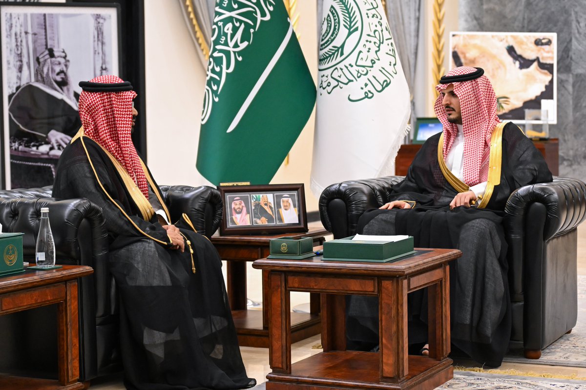 سمو #محافظ_الطائف الأمير #فواز_بن_سلطان_بن_عبدالعزيز يلتقي مدير فرع #هيئة_التراث بالمحافظة 
د. عبدالله الحميدي الغنامي 
..أطلع -سموه- على تقرير عن أعمال الفرع والأنشطة المزمع تنفيذها وسير العمل في جانب ترميم القصور الأثرية.
