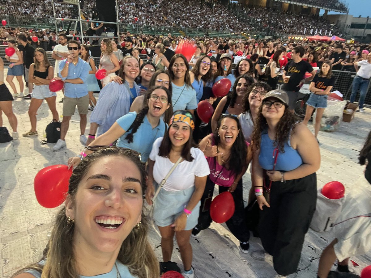 comunqueconnic's tweet photo. e in ogni stadio c'è una storia
il timore, l'amore
la fine di una vita, il principio di altre mille
ed una voce, un coro, che spaccano il cielo
🤍 #Sanremo2026 https://t.co/AOtpOvhQaW