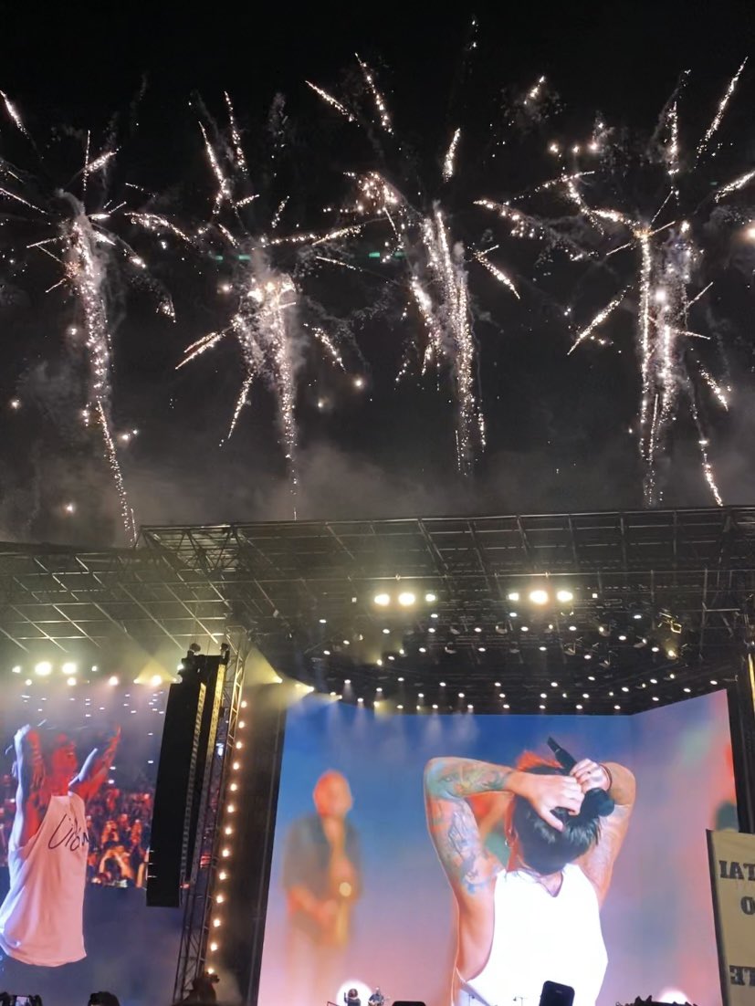 comunqueconnic's tweet photo. e in ogni stadio c'è una storia
il timore, l'amore
la fine di una vita, il principio di altre mille
ed una voce, un coro, che spaccano il cielo
🤍 #Sanremo2026 https://t.co/AOtpOvhQaW