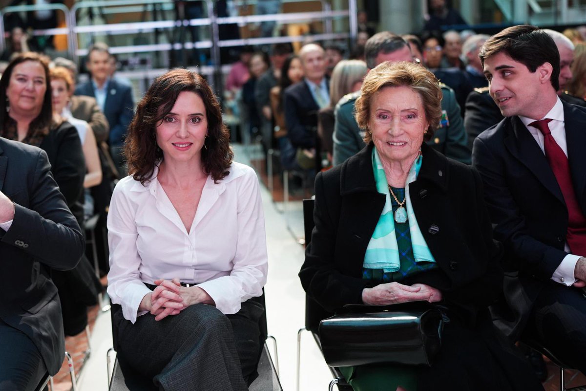 IdiazAyuso's tweet photo. Homenajeamos a Fernando Múgica. Un hombre bueno, riguroso, que amaba al País Vasco y dio su vida por su libertad.

Un socialista de un partido de entonces mayorías, que tenía claro que con el terrorismo no se iba ni a la vuelta de la esquina. https://t.co/NbJ9ADmJTT
