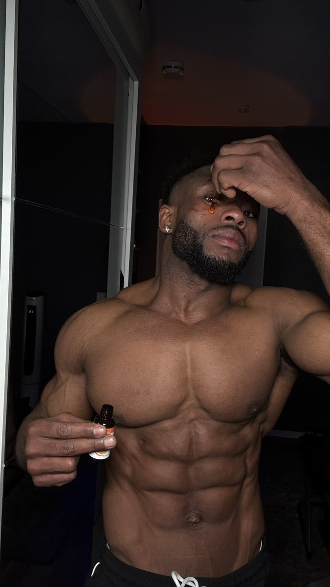 bobbyfit92's tweet photo. Is there a manly makeup . ✨🥰#beauty #fitdude https://t.co/vYOLzznzxe