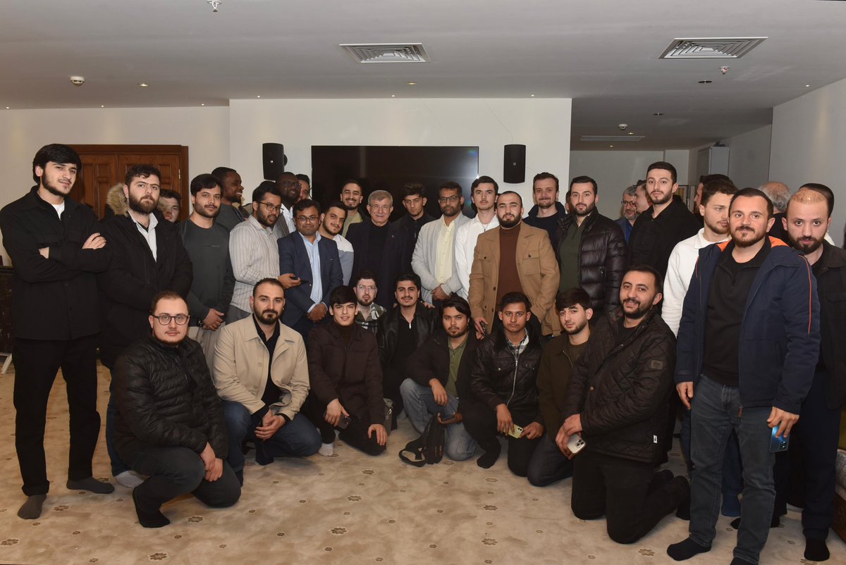 Genel Başkanımız Sayın Ahmet Davutoğlu, İstanbul Eyüpsultan’da Siyer Vakfı’nın düzenlediği iftar programına katıldı.

İslam coğrafyasının birçok ülkesinden gelen gençlerle aynı sofrada bir araya gelen Genel Başkanımıza; Genel Başkan Yardımcılarımız Mustafa Çakmakçı, Abdullah