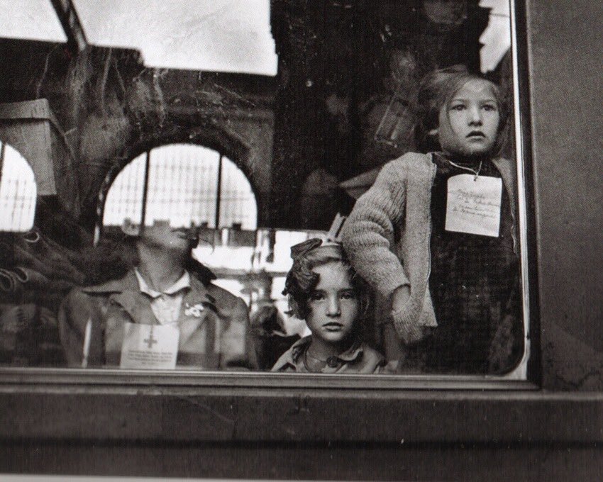 Credo che ci voglia quasi sempre una vampata di follia per costruire un destino.

Marguerite Yourcenar🖋️

©️Werner Bischof