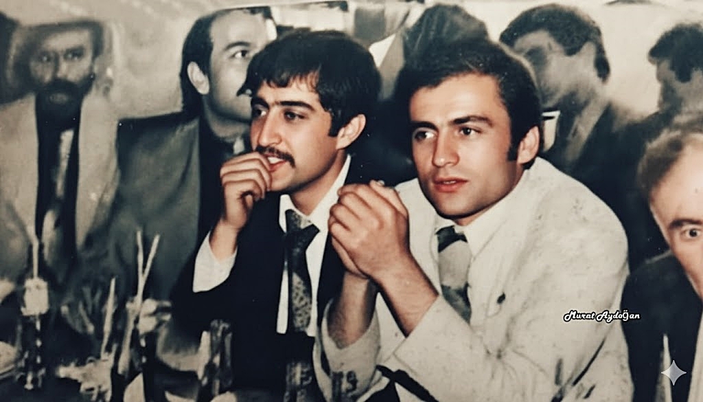 Ankara Ülkü Ocakları 1975 

Şehit 'Muhsin Yazıcıoğlu' (ÜGD G.B Yardımcısı) Muhsin başkanın Tam arkasında Üniversite 1. sınıf öğrencisi Reis 'Abdullah Çatlı', solunda merhum Mehmet Ekici