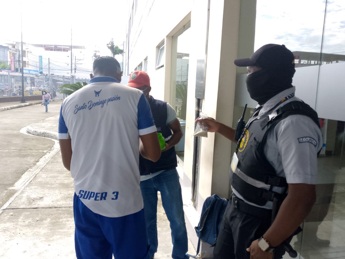 SaludImbabura's tweet photo. #Esmeraldas | Personal del Distrito 08D01 Salud, entrega a la comunidad,  Abate,   que es un producto para el control de mosquitos desde su fase larvaria. El MSP trabaja en control de vectores que provocan graves enfermedades como el Dengue, Malaria, Chikungunya, entre otros. https://t.co/Q2EXCCt8OA