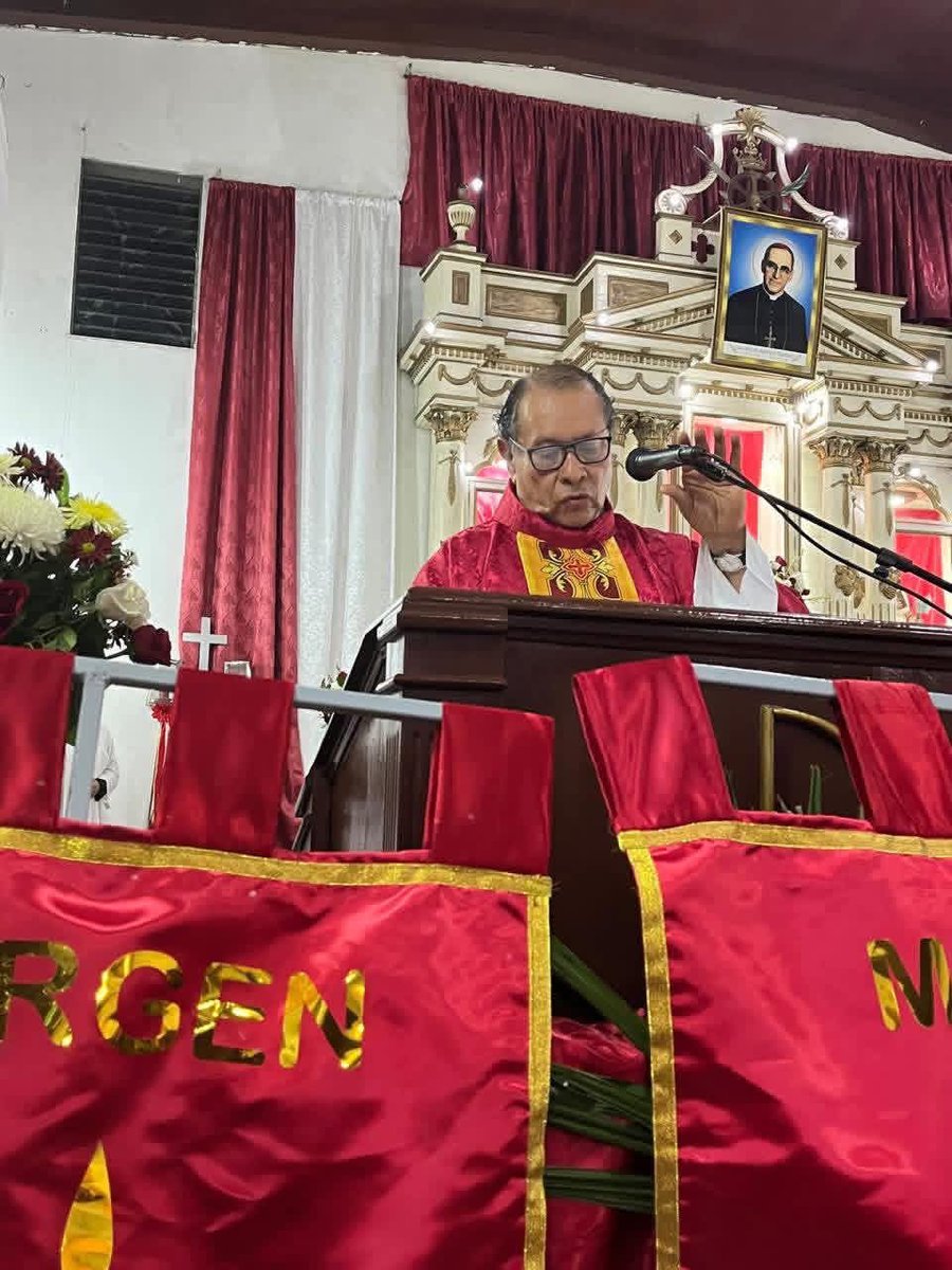 Mi absoluta solidaridad con el Pde. Luis Germán Molina Chávez, decir la verdad y hacerle honor a la iglesia martirial de El Salvador 🇸🇻 ha provocado una avalancha de ataques he injurias, como a Romero, Rutilio, Cosme y Ellacuria los medios ahora lo persiguen. No está solo.