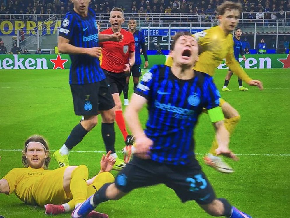 1926_cri's tweet photo. Peccato che le olimpiadi invernali siano finite altrimenti poteva vincere l'oro per il miglior salto con gli sci https://t.co/sjrJTkCRdw