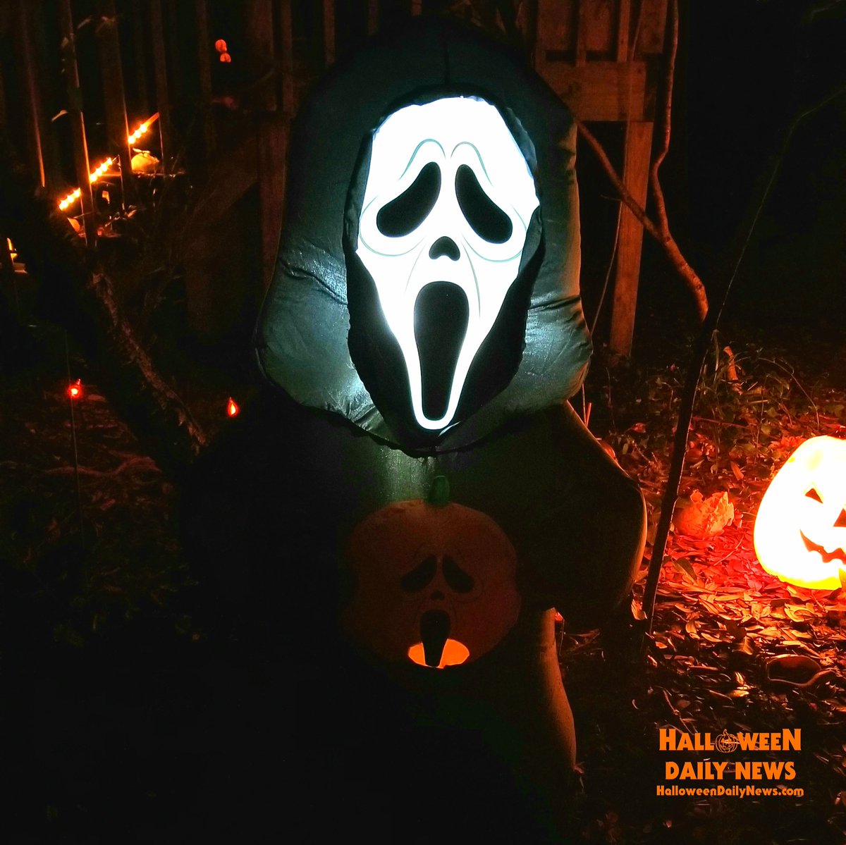 HalloweenDaily's tweet photo. It's SCREAM season! Check out our unboxing and review of the 3.5-ft GHOSTFACE Halloween inflatable by Gemmy, available online now from @Lowes!! Watch: https://t.co/dBBQnUJKI6 
🎃
OWN IT: https://t.co/djeatDMRdB
🎃
#LowesPartner 
#LowesFinds 
#LowesCreator 
#AffiliateLink https://t.co/nr2oR4atRW