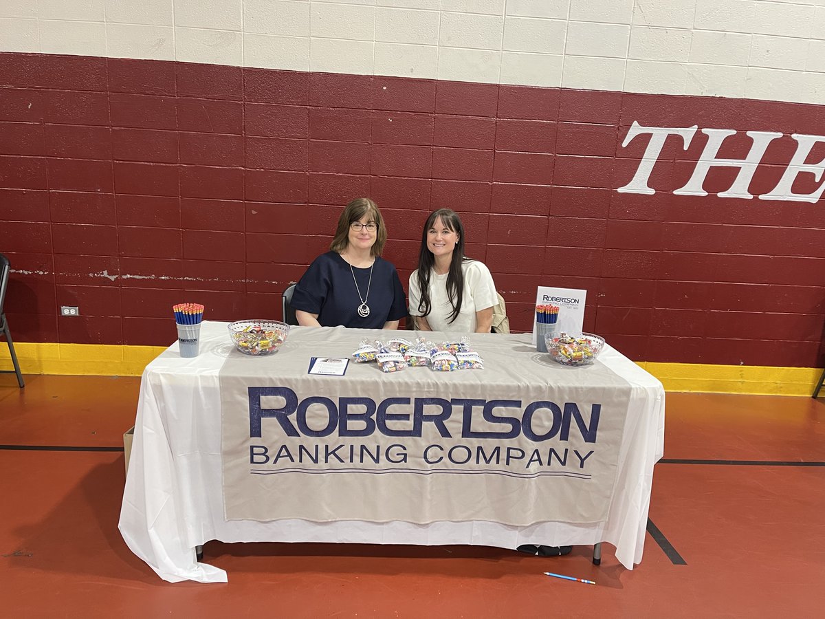 RobertsonBank's tweet photo. Robertson Banking Company recently participated in the Marengo County Schools and Demopolis Middle School Career Fairs! Our staff enjoyed meeting students, answering questions, and sharing the many career opportunities available in community banking. https://t.co/gnH82i6uua