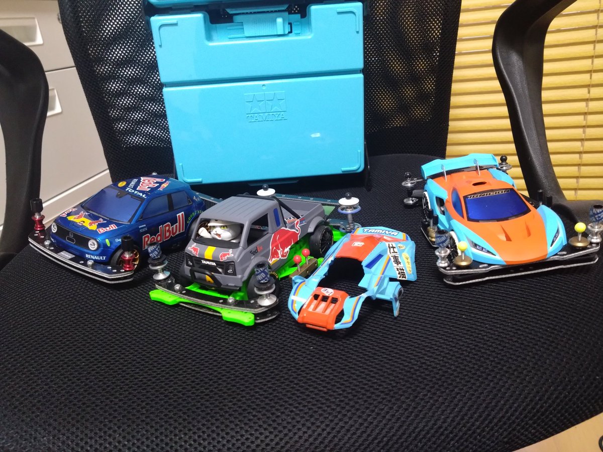 久しぶりにミニ四駆ひっぱり出してきた！
第2世代で過ごした民だけどなんか昔の作りたいな
もうワンウェイホイールとかスポンジタイヤとかないんよね...
速さうんぬんより昔のレギュでやりたい