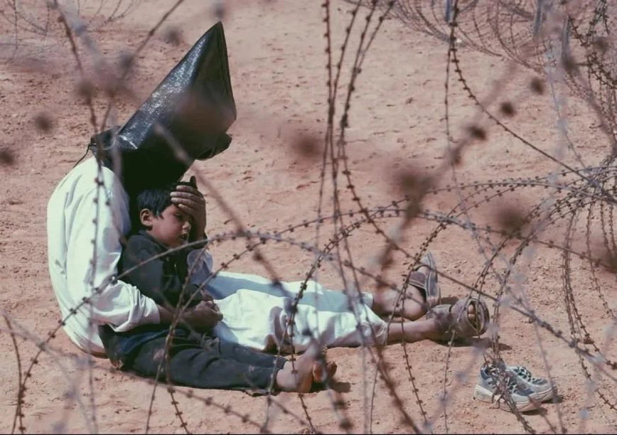 ABD’nin Irak işgali sırasında Irak'ın Necef kentinde, 31 Mart 2003 tarihinde, bir Irak savaş esiri 4 yaşındaki oğlunu teselli ediyor.