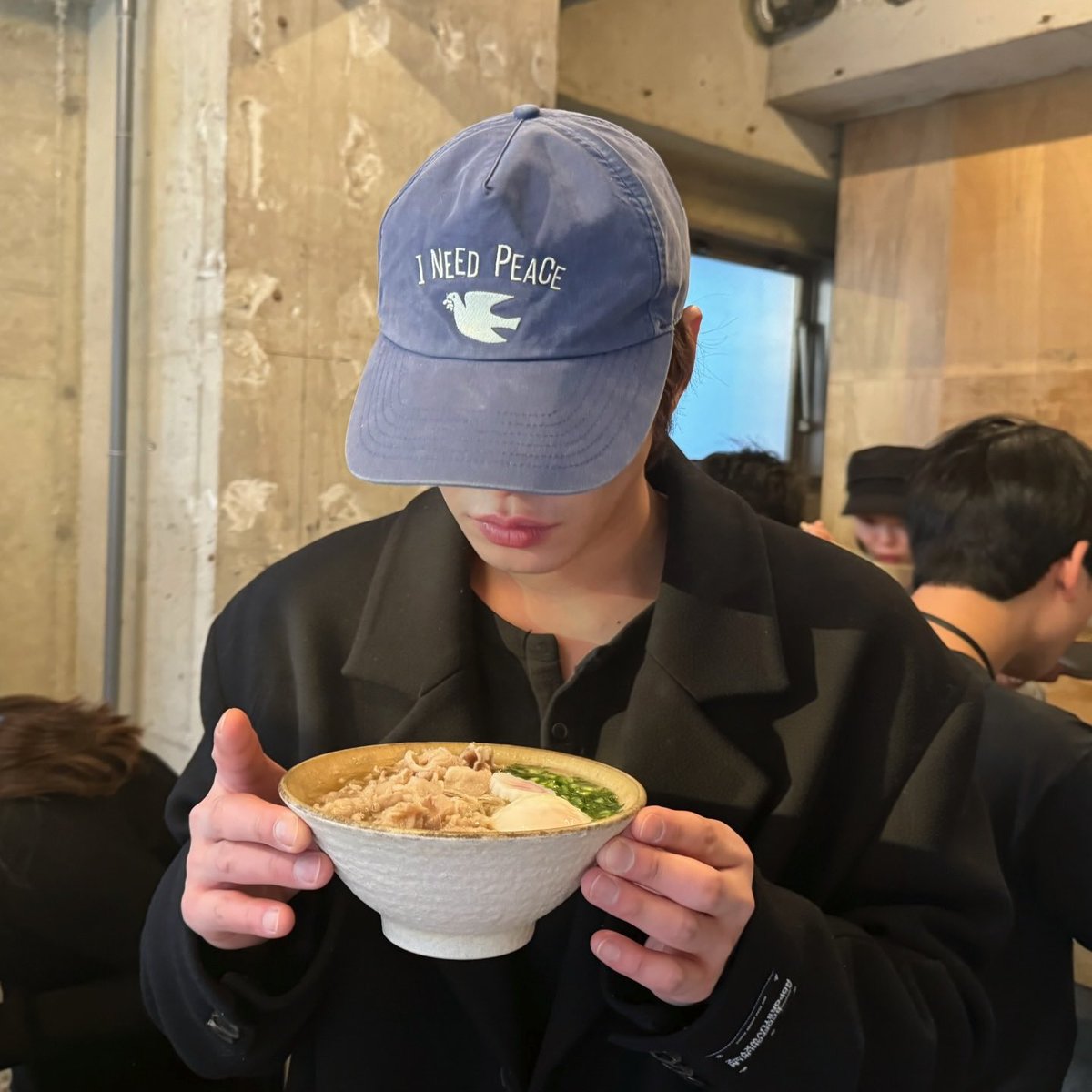 オシャレな立ち食い蕎麦屋さんに行ってたのですね。
他のお客さんより頭の高さが全然違う🤭

2026.2.24
ご本人IG投稿
hey Tokyo✨✨🌃

#안효섭　#ahnhyoseop #アンヒョソプ　#安孝燮 <a href="/ThePresent_X/">The Present Co.</a>