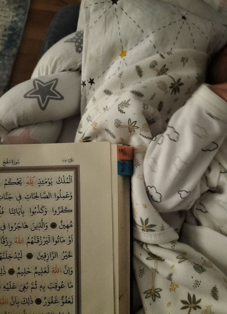 آرزوم فقط حافظ شدن نیست،آرزوم اینه قرآن در من زندگی کنه.و وقتی مادر شدم،این زندگیِ قرآنی رو به فرزندم هدیه بدم.
می‌خوام روزی برسه که لالایی‌هام آیه باشه،آغوشم بوی ایمان بده و فرزندم با قرآن قد بکشه:)