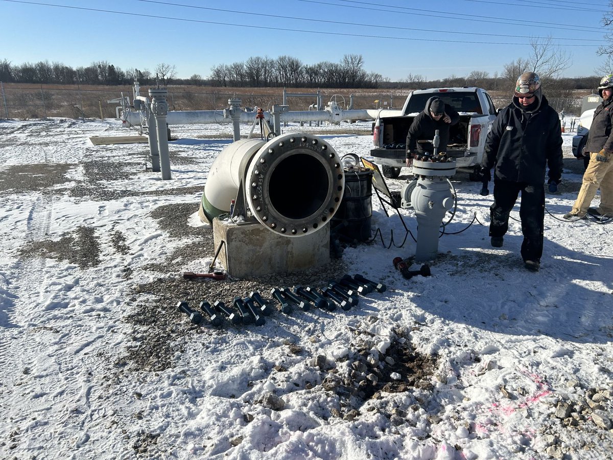 TheHylanGroup's tweet photo. Our Pipeline Division is installing launchers and receivers, lifting, setting, bolt-ups, and precision torquing for a leak-free seal. 

Winter conditions. Zero compromise. 

Safety and performance drive every phase.

#PipelineDivision #PipelineConstruction https://t.co/8tSFCKLbCV