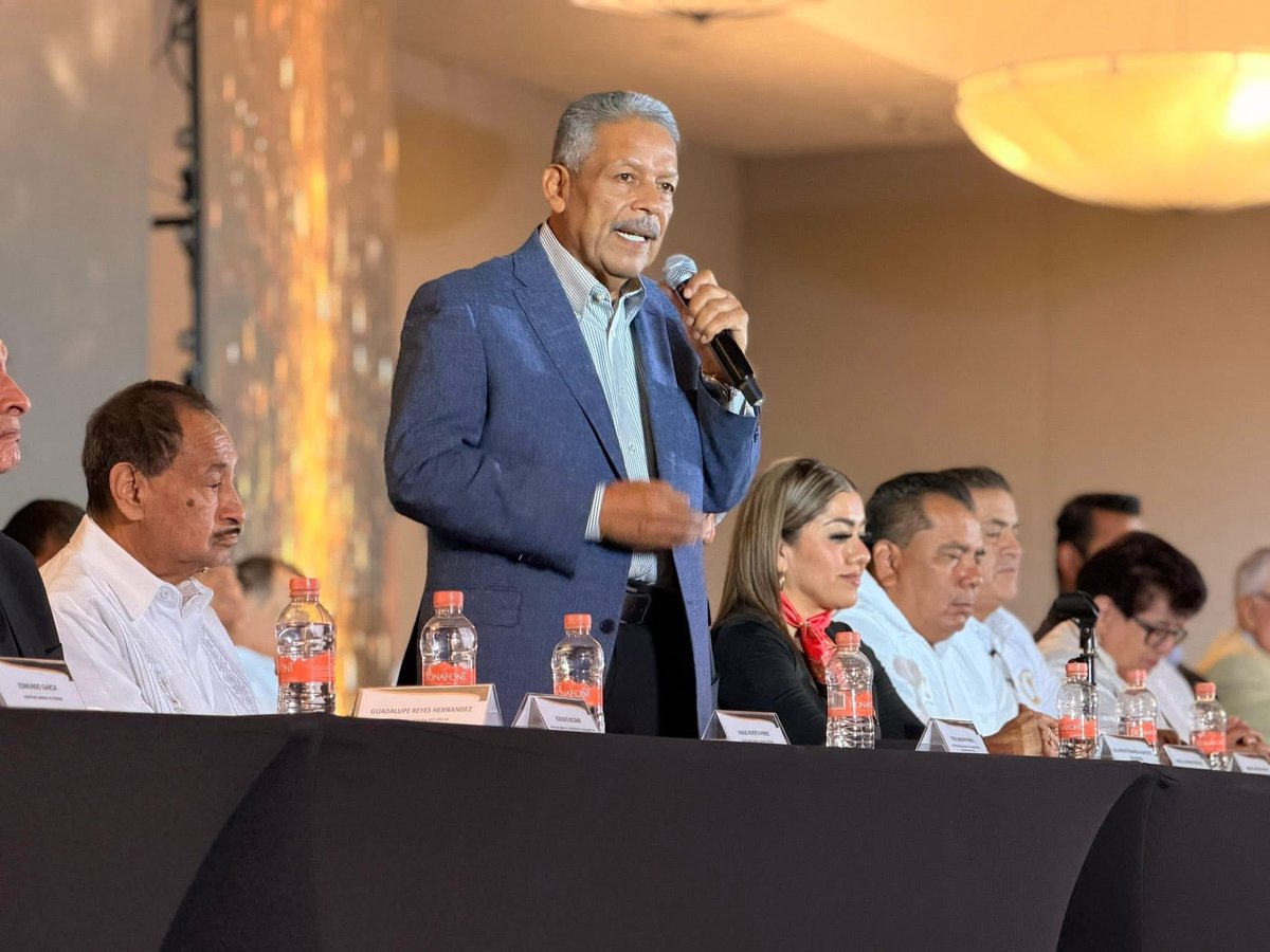 jesusflom's tweet photo. Felicito a @tereso_medina por su reciente designación. Sé que esta nueva responsabilidad te permitirá seguir fortaleciendo al movimiento obrero y consolidando acuerdos que impulsen el desarrollo y la estabilidad laboral en nuestro país. https://t.co/PaYb2eTct1