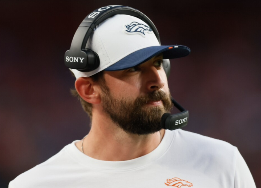 NFL_DovKleiman's tweet image. 𝗕𝗥𝗘𝗔𝗞𝗜𝗡𝗚: Broncos OC Davis Webb will call plays for the 2026 season, per Sean Payton.

Webb is on a fast track to get an HC gig in 2027.