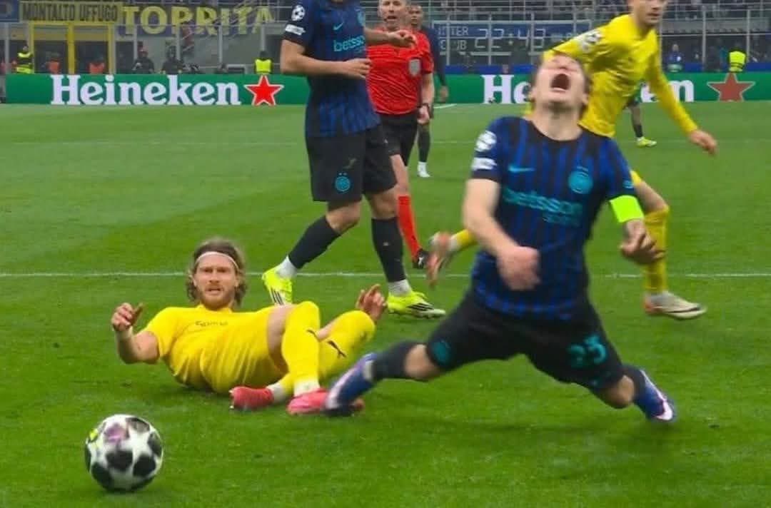 Un attimo di amnesia... Credeva che ci fosse l'arbitro italiano... Spiegate a Barella che questa non è la marmotta league!😂😂😂 
#merdeinter