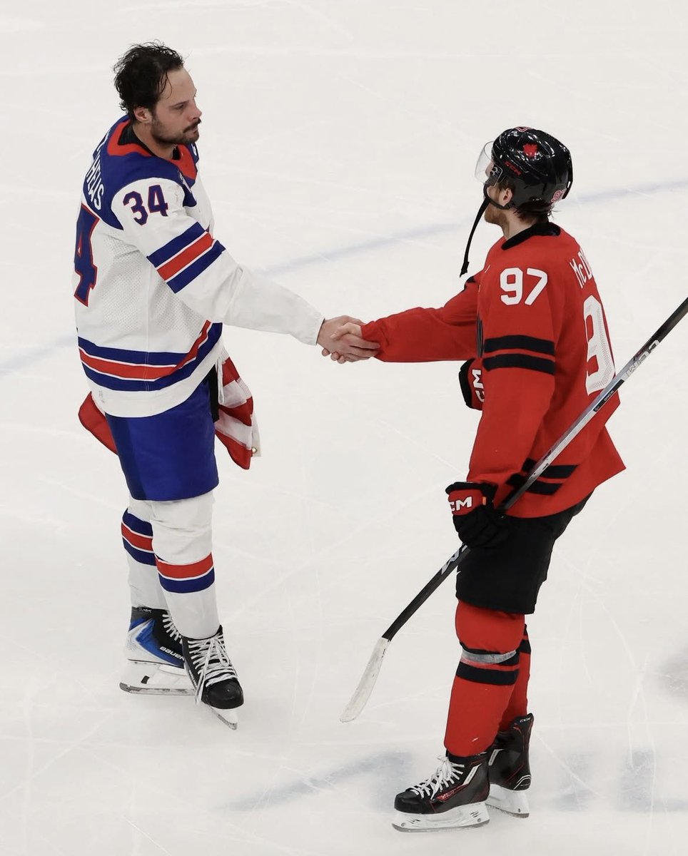 Lauren🏒 tweet media