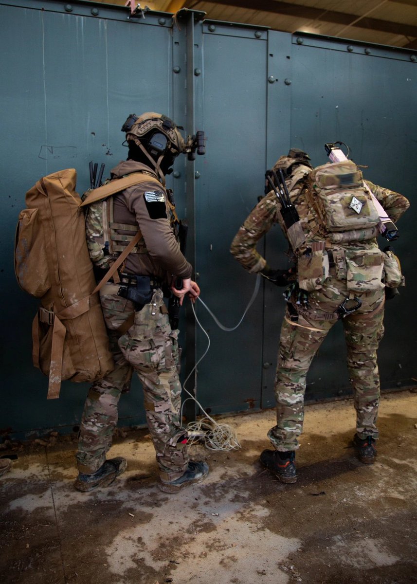 GS5913's tweet photo. 10th Special Forces Group (Airborne) Green Berets conduct Close Quarters Battle Training
https://t.co/XEhSnfNnvn https://t.co/N9B2Fyu3WY