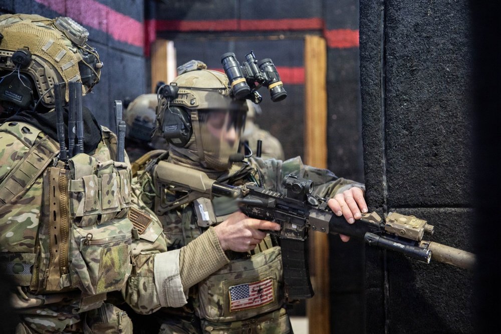 GS5913's tweet photo. 10th Special Forces Group (Airborne) Green Berets conduct Close Quarters Battle Training
https://t.co/XEhSnfNnvn https://t.co/N9B2Fyu3WY