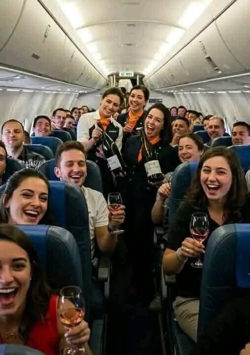 El vuelo de Helsinki a Toronto llevaba 400 pasajeros, pero solo habían cargado 200 comidas a bordo por un error de la aerolínea, dejando a la tripulación en una situación complicada. 
Afortunadamente, una azafata ingeniosa ideó un plan brillante y unos 30 minutos después del