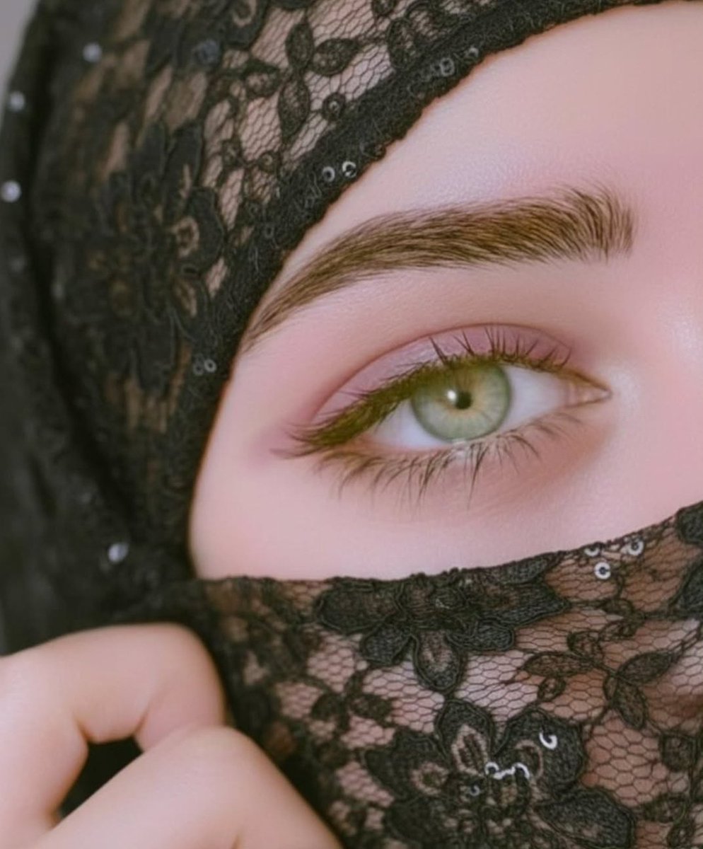 وراء هذا الثبات حاجة فطرية لكتف صادق لا يميل لسنا بحاجة لمن ينبهر بظاهرنا بل لمن يقرأ تعبنا في عز صمتنا ويكون لنا السند واليقين في زحام العابرين ✨