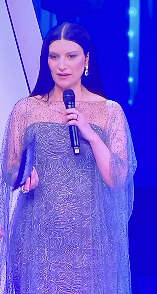 È pure brava la <a href="/LauraPausini/">Laura Pausini</a> sul palco di  #Sanremo2026 però sto vestito fa tanto … “poltrone e sofà , beato chi se lo fa … er sofà”
#Pausini