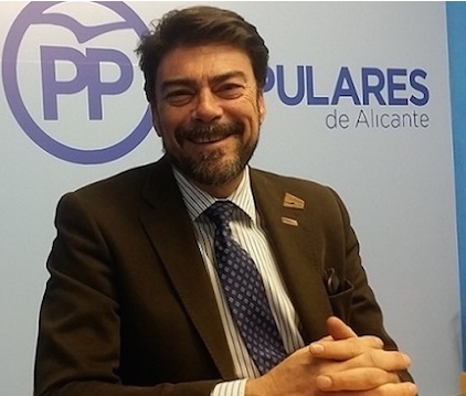 Continúa el escándalo de viviendas de VPO en Alicante con el PP de Barcala. Cinco jóvenes de una misma familia (tres hermanos y dos primos con edades comprendidas entre 18 y 24 años) consiguieron una vivienda protegida cada uno. Ni la Mafia siciliana se atreve a tanto. Tremendo.