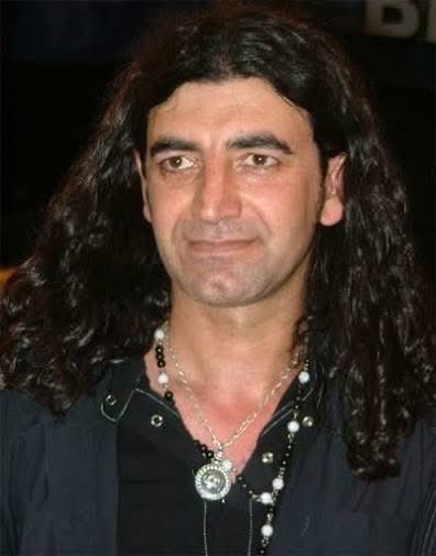 hakanboyv's tweet photo. Sanatçı Murat Kekilli,

“Bu ülkeye ilahi okuyan çocuklardan asla zarar gelmedi ,gelmez! 

Siz onlardan değil; asıl zulme sessiz kalan ve Epstein, Rockefeller, Rothsield, Soros, Netanyahu ve Blackrock gibi ucubelerin 
dikkatleri başka yöne çekmesi için kemik attığı desteklediklerinden korkun!”