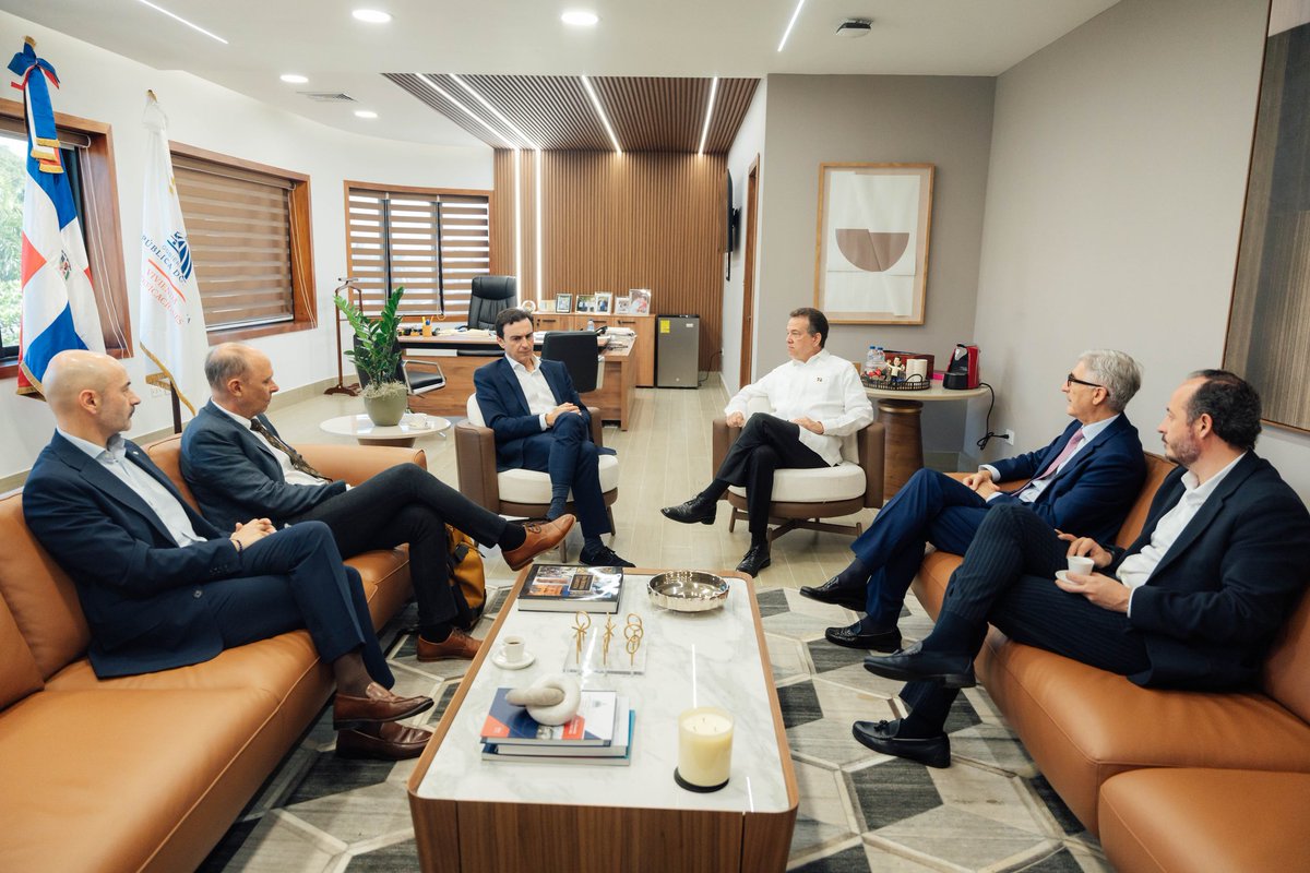 itobisono's tweet photo. Continuamos fortaleciendo el diálogo con el sector privado y me reuní con @AMatumatu, presidente de @PalladiumHG, para intercambiar sobre iniciativas vinculadas al desarrollo y la inversión, así como las perspectivas de crecimiento en el mediano plazo.

La coordinación entre el sector público y privado es clave para seguir consolidando proyectos que generen dinamismo y nuevas oportunidades.