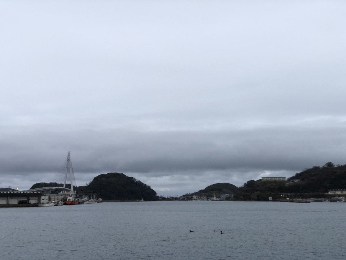 浜田の空と海から 朝 2026年(令和8年)2月25日(水)浜田漁港の空と海です