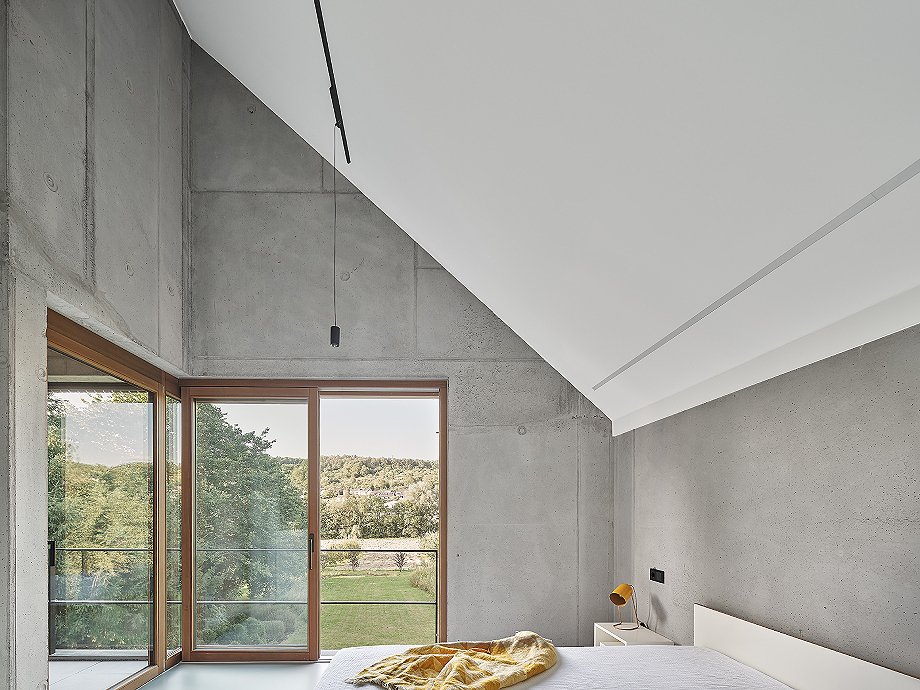 Interior_es's tweet image. The German studio rommel, wagenpfeil #architekten designed this contemporary #home and #workspace for a couple, drawing inspiration from the traditional barn typology.
-&amp;gt; Photography: Zooey Braun
-&amp;gt; interioresminimalistas.com/2026/02/25/cas…
-&amp;gt; #houses #sustainability #Germany