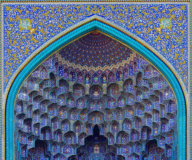 Esta es la entrada a la Mezquita Azul de Isfahan, en Irán, uno de los países con más historia en todo el planeta y que un grupo de forajidos que aparecen en la lista de Epstein sueña con destruir.