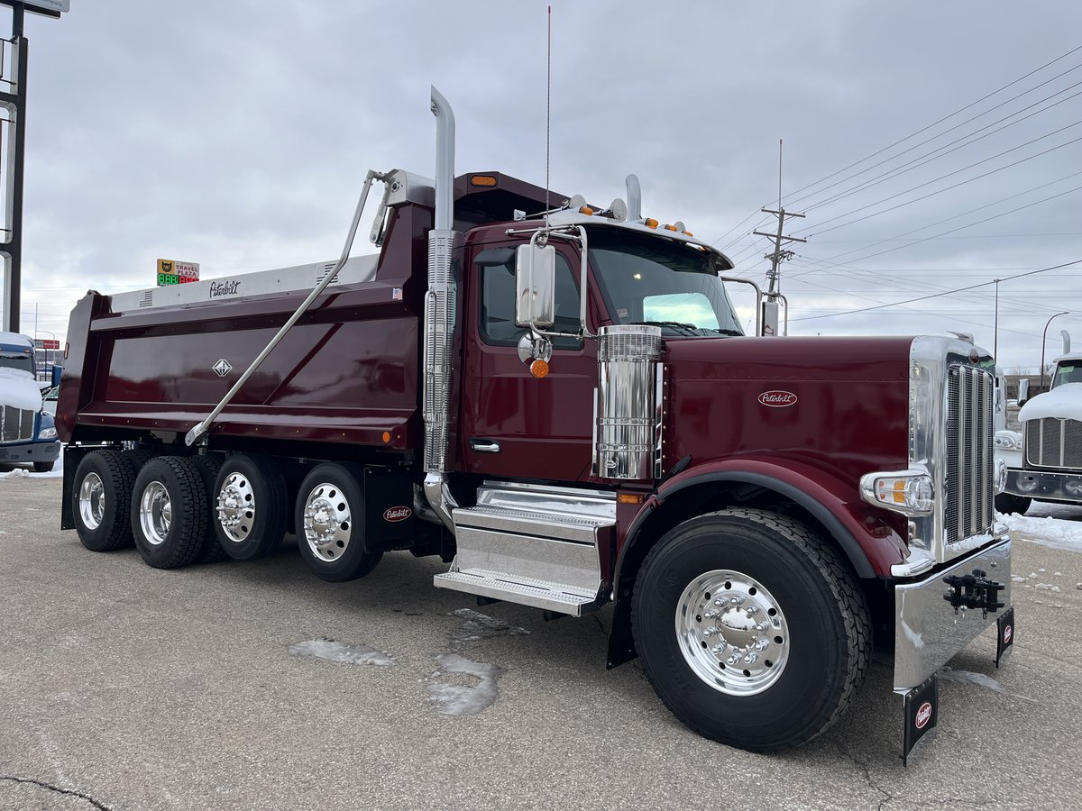 PeterbiltGroup's tweet photo. The new Peterbilt 589 Dump Truck with the redesigned 19’ J-Craft Dump Body with the American flag on the back is headed to NTEA Work Truck Week.
📍 Indianapolis
📅 March 10–13
📌 J-Craft Booth #3601
#Model589 #JCraft #NTEA https://t.co/BiirMClWxv