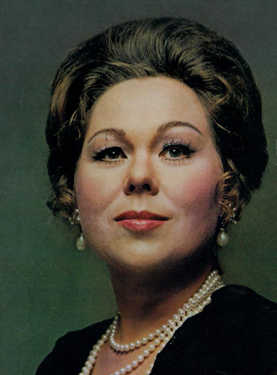 Renata Scotto nació el 24 de febrero de 1934. Una de las grandes sopranos de su generación. Junto con Joan Sutherland, Montserrat Caballé, Beverly Sills, Mirella Freni y otras, continuó con la revalorización del Bel canto, iniciada por Maria Callas. Fué una gran intérprete de los