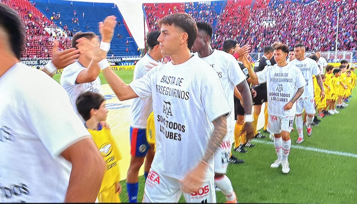 Los clubes de los “”socios””, rehenes del poder de AFA, se pusieron remeras defendiendo a Tapia y a Toviggino.

Mientras los socios (dueños de los clubes) desde las tribunas cantaban “Chiqui tapia boton, sos un hijo de puta la puta madre que te pario”

Hermoso.