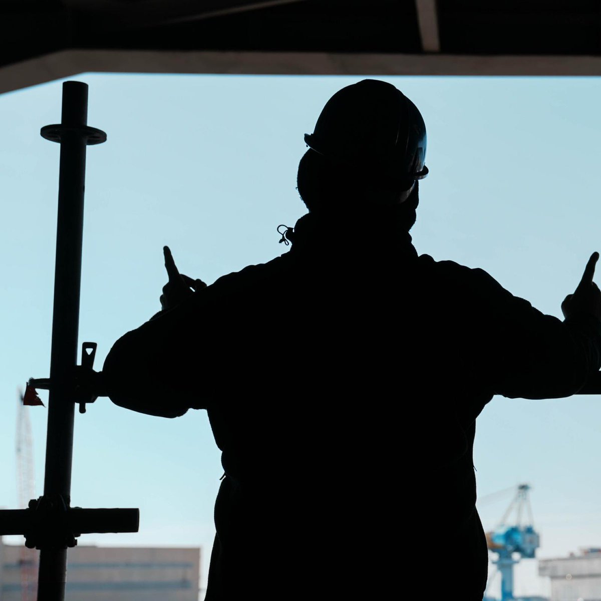 TheCVN69's tweet image. Got Gas? ⛽️ 

#MightyIKE is ramping up! Earlier this month, Air department’s V-4 division on loaded almost ONE MILLION gallons of JP-5 fuel 💪🏼 

Having enough jet fuel onboard is a vital step in getting back operational so IKE can launch and recover aircraft.

#GreaterEachDay