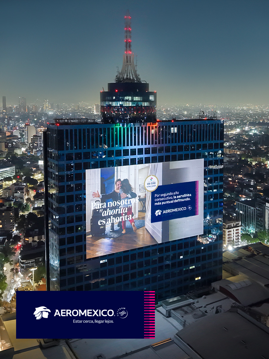 Aeromexico's tweet photo. El que diga que los mexicanos no somos puntuales no puede estar más equivocado ✈️. Somos la aerolínea más puntual del mundo y, para celebrarlo, iluminamos con ello la CDMX. ✨

#AeromexicoLiderEnPuntualidad https://t.co/0rmIFTIoyn