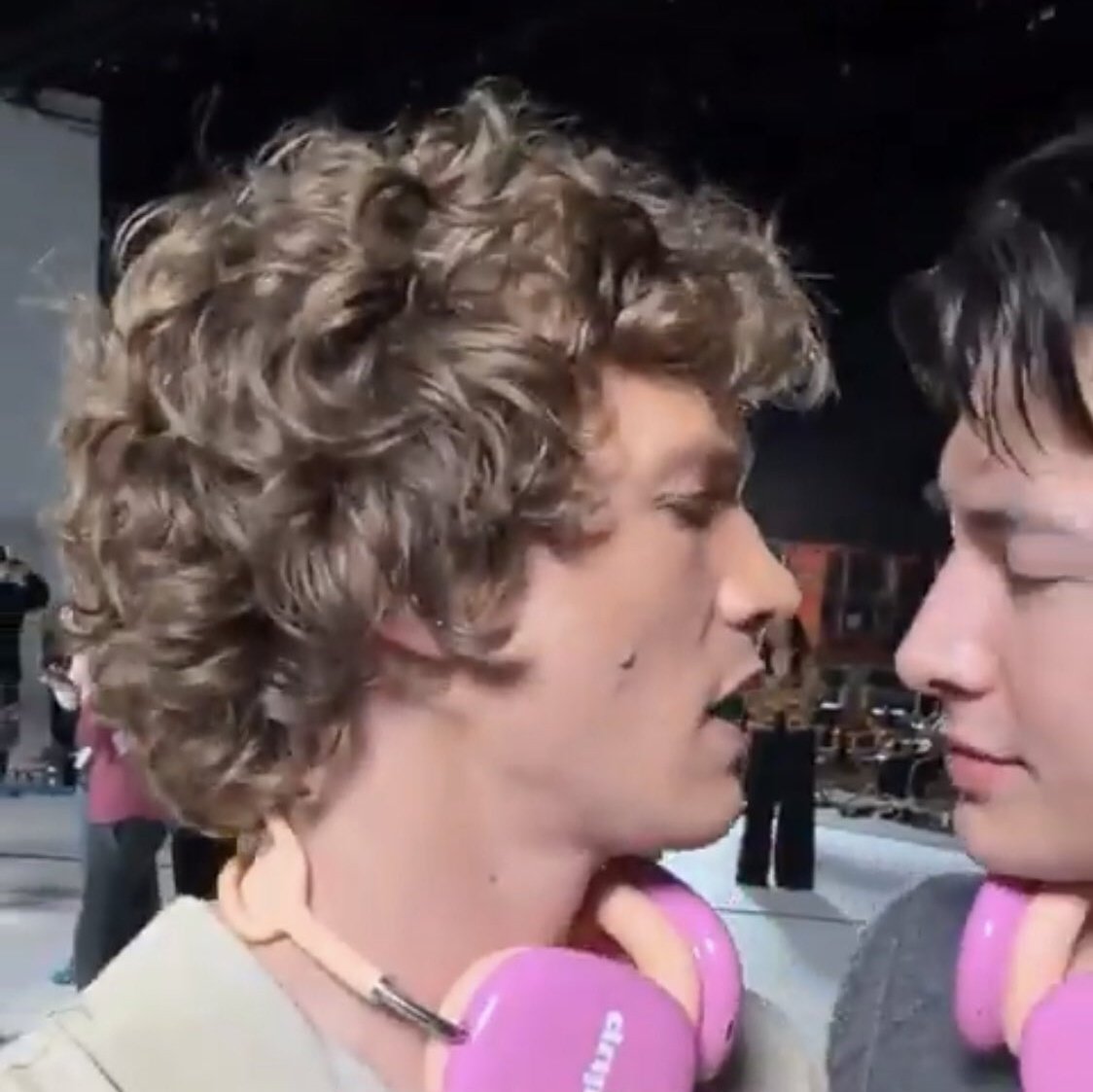 Que día movidito el de hoy. Mejor me voy a tomar unos mates con vodka mientras miro al gordo girasol y al solsito de verano en la mañana como se quieren comer con la mirada en entrevistas
🌻💞🌞