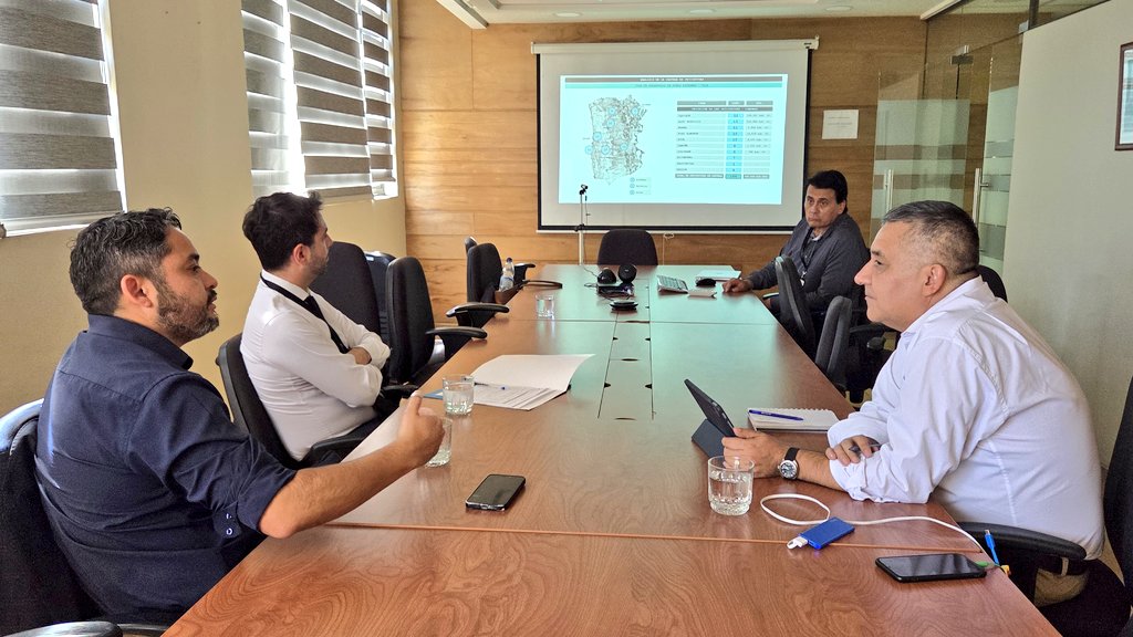 Gore_Tarapaca's tweet photo. #PDZE 🚀

El Gobernador José Miguel Carvajal y el equipo de la División de Planificación y Desarrollo Regional #DIPLAD del @Gore_Tarapaca, llegaron hasta la Dirección de Presupuestos #DIPRES, para revisar los últimos detalles del Plan de Zonas Extremas de #Tarapacá, el cual se encuentra en la etapa final para ser aprobado por el Ministerio de Hacienda. ✅

Este hito significará que la cartera de proyectos – compuesta por más de 140 iniciativas – será validada y, con los recursos comprometidos por parte del Gobierno, inicie su puesta en marcha.

☝🏻 Cabe destacar que el PDZE es la hoja de ruta que orientará las inversiones públicas estratégicas de Tarapacá hacia 2035, con foco en infraestructura, salud, transporte, vivienda, cultura y conectividad, consolidando un plan de desarrollo que busca reducir brechas históricas y mejorar la calidad de vida de las comunidades. ✨

#GobernandoDesdeLosTerritorios #Iquique #AltoHospicio #PozoAlmonte #Pica #Huara #Camiña #Colchane